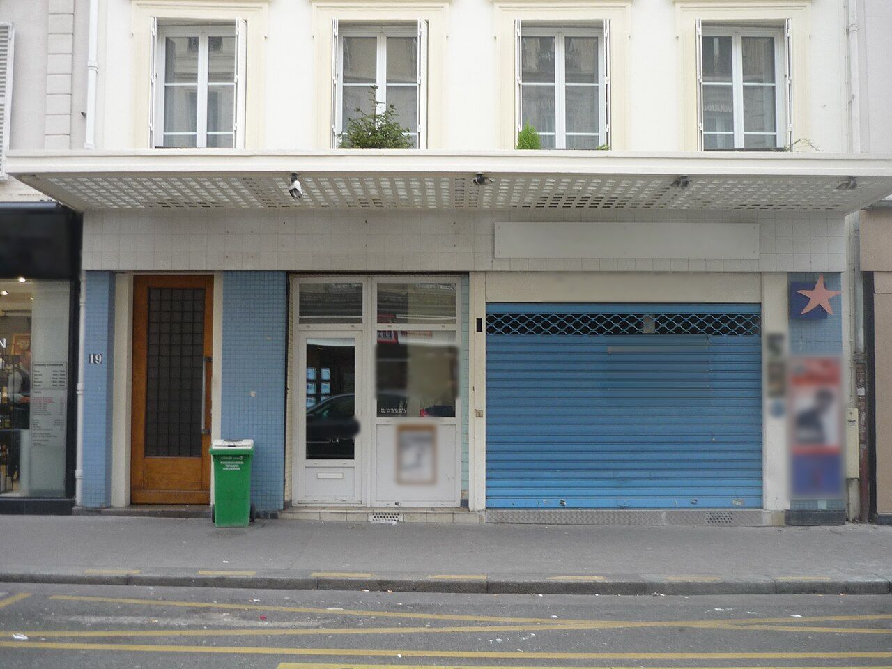 Poissonnerie, rideau métallique bleu baissé.